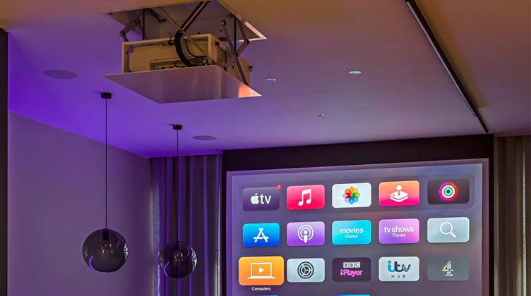 Supports et mécanismes pour vidéo-projecteur.